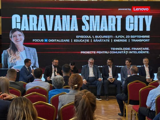 Panel pe fotolii, în fața unui ecran cu afișul episodului din București.