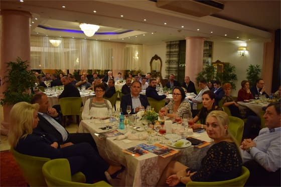 Participanți la mese rotunde, în pauză.