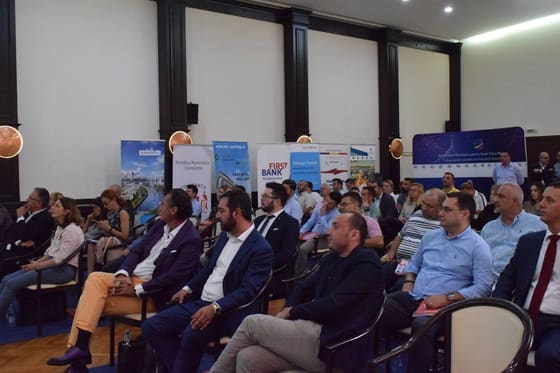 Public așezat, urmărind o prezentare proiectată.