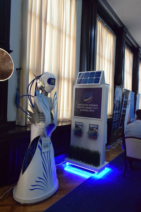 Robot și chioșc de informare cu panou solar, lângă ferestrele sălii.