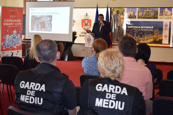 Prezentare în sala Primăriei Iași, cu inspectori de la Garda de Mediu în public.