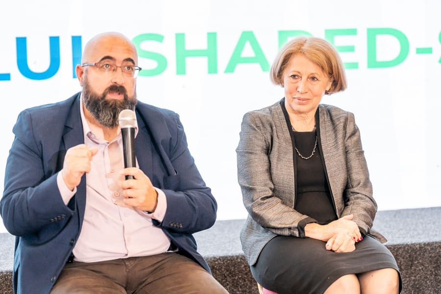 Panel cu mai mulți invitați pe scenă, la un eveniment ARSC.