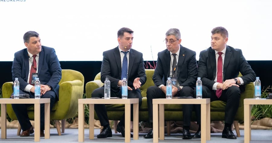Panel pe scenă la un eveniment ARSC, cu doi vorbitori la microfon.