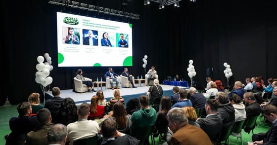 Panel pe scenă la Green Energy Summit, văzut din spatele publicului.
