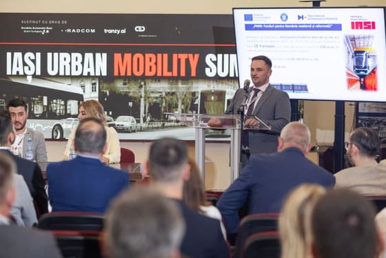 Public văzut din spate, urmărind o prezentare proiectată.