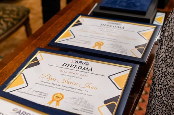 Diplome ARSC aliniate pe o masă, înainte de înmânare.