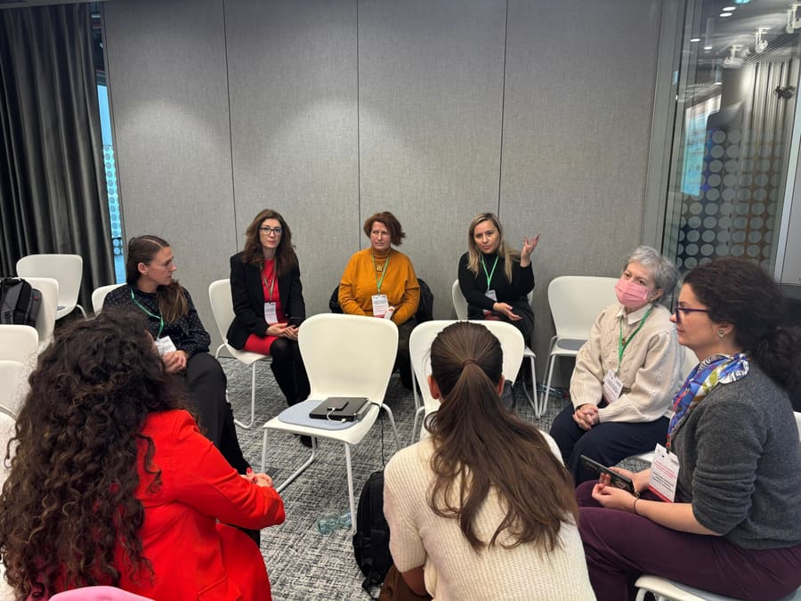 Grup mic așezat în cerc, în dialog, la conferința Women Founders in Urban Mobility.